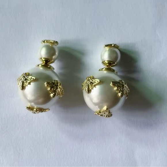 Vintage Honeybee Pearl Elegant Gold White Earrings - Picture 1 of 7
